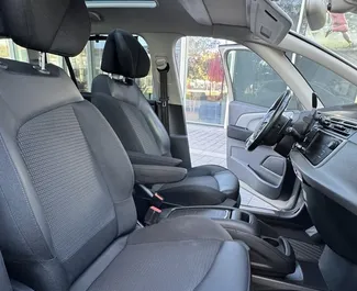 Diesel 1,6L Motor von Citroen C4 Grand Picasso 2021 zur Miete in Barcelona.