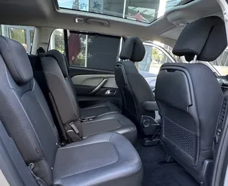 Citroen C4 Grand Picasso 2021 zur Miete verfügbar in Barcelona, mit Kilometerbegrenzung 250 km/Tag.