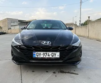 Frontansicht eines Mietwagens Hyundai Elantra am Flughafen Tiflis, Georgien ✓ Auto Nr.15114. ✓ Automatisch TM ✓ 0 Bewertungen.