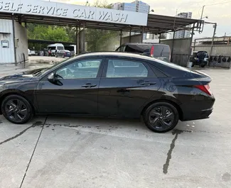 Benzin 2,0L Motor von Hyundai Elantra 2023 zur Miete am Flughafen Tiflis.