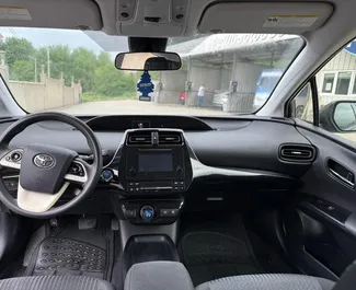 Toyota Prius 2017 mit Antriebssystem Frontantrieb, verfügbar am Flughafen Tiflis.