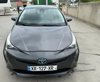 Frontansicht eines Mietwagens Toyota Prius am Flughafen Tiflis, Georgien ✓ Auto Nr.15111. ✓ Automatisch TM ✓ 0 Bewertungen.
