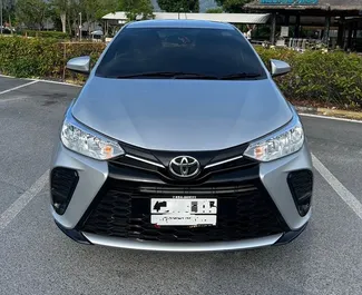 Frontansicht eines Mietwagens Toyota Yaris auf Samui Flughafen, Thailand ✓ Auto Nr.15131. ✓ Automatisch TM ✓ 0 Bewertungen.