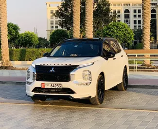 Frontansicht eines Mietwagens Mitsubishi Outlander in Dubai, VAE ✓ Auto Nr.11418. ✓ Automatisch TM ✓ 0 Bewertungen.