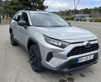 Frontansicht eines Mietwagens Toyota Rav4 am Flughafen Tiflis, Georgien ✓ Auto Nr.15117. ✓ Automatisch TM ✓ 0 Bewertungen.