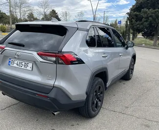 Benzin 2,5L Motor von Toyota Rav4 2021 zur Miete am Flughafen Tiflis.