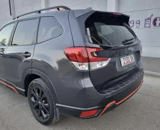 Innenraum von Subaru Forester zur Miete in Georgien. Ein großartiges 5-Sitzer Fahrzeug mit Automatisch Getriebe.