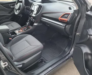 Innenraum von Subaru Forester zur Miete in Georgien. Ein großartiges 5-Sitzer Fahrzeug mit Automatisch Getriebe.