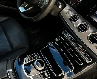 Benzin 2,0L Motor von Mercedes-Benz E-Class 2017 zur Miete in Minsk.