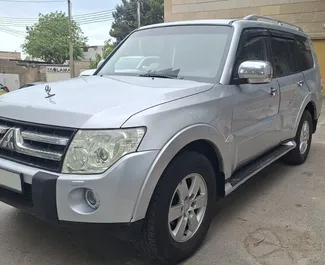 Frontansicht eines Mietwagens Mitsubishi Pajero in Baku, Aserbaidschan ✓ Auto Nr.11943. ✓ Automatisch TM ✓ 0 Bewertungen.