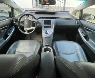 Hybride 1,8L Motor von Toyota Prius 2017 zur Miete in Kutaisi.