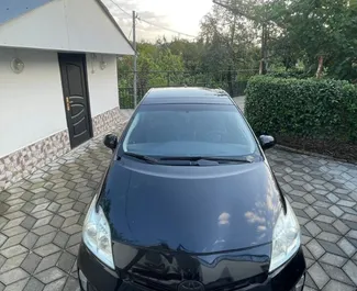 Frontansicht eines Mietwagens Toyota Prius in Kutaisi, Georgien ✓ Auto Nr.15135. ✓ Automatisch TM ✓ 0 Bewertungen.