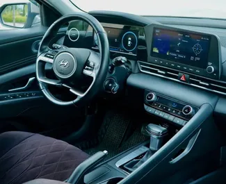 Innenraum von Hyundai Elantra zur Miete in Kasachstan. Ein großartiges 5-Sitzer Fahrzeug mit Automatisch Getriebe.