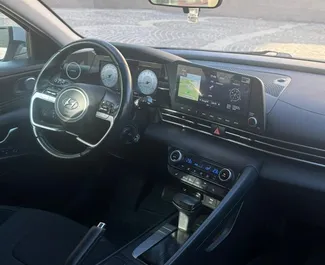 Innenraum von Hyundai Elantra zur Miete in Kasachstan. Ein großartiges 5-Sitzer Fahrzeug mit Automatisch Getriebe.