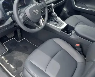 Mietwagen Toyota Rav4 2024 in Georgien, mit Hybride-Kraftstoff und 180 PS ➤ Ab 140 GEL pro Tag.