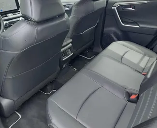 Hybride 2,5L Motor von Toyota Rav4 2024 zur Miete in Tiflis.