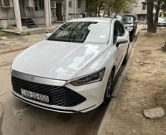 Frontansicht eines Mietwagens BYD Qin Plus in Baku, Aserbaidschan ✓ Auto Nr.15064. ✓ Automatisch TM ✓ 0 Bewertungen.