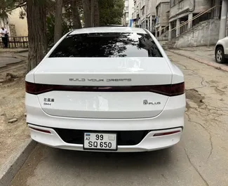 Vermietung BYD Qin Plus. Komfort Fahrzeug zur Miete in Aserbaidschan ✓ Kaution Einzahlung von 300 AZN ✓ Versicherungsoptionen KFZ-HV, TKV, VKV Plus, VKV Komplett, Diebstahlschutz.