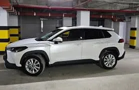 Frontansicht eines Mietwagens Toyota Corolla Cross in Baku, Aserbaidschan ✓ Auto Nr.15069. ✓ Automatisch TM ✓ 0 Bewertungen.