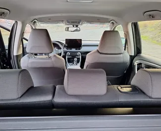 Hybride 2,5L Motor von Toyota Rav4 2024 zur Miete in Tiflis.