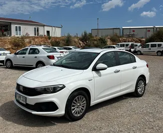 Frontansicht eines Mietwagens Fiat Egea in Antalya, Türkei ✓ Auto Nr.15123. ✓ Schaltgetriebe TM ✓ 0 Bewertungen.