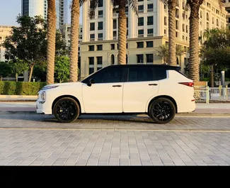 Mitsubishi Outlander 2026 zur Miete verfügbar in Dubai, mit Kilometerbegrenzung 250 km/Tag.
