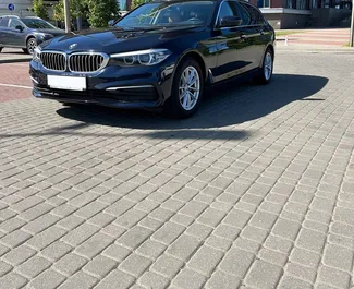 Frontansicht eines Mietwagens BMW 520d in Minsk, Weißrussland ✓ Auto Nr.15033. ✓ Automatisch TM ✓ 0 Bewertungen.
