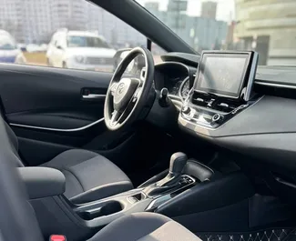 Hybride 1,8L Motor von Toyota Corolla Sedan 2020 zur Miete in Minsk.