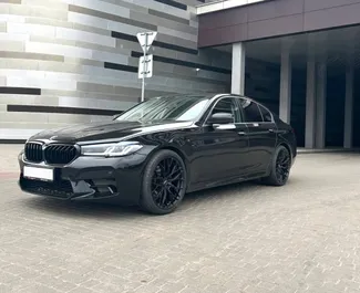 Frontansicht eines Mietwagens BMW G30 in Minsk, Weißrussland ✓ Auto Nr.15035. ✓ Automatisch TM ✓ 0 Bewertungen.