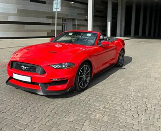 Mietwagen Ford Mustang Cabrio 2018 in Weißrussland, mit Benzin-Kraftstoff und 317 PS ➤ Ab 133 USD pro Tag.