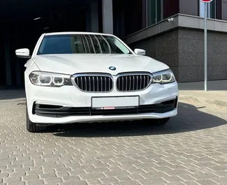 Frontansicht eines Mietwagens BMW G30 in Minsk, Weißrussland ✓ Auto Nr.15034. ✓ Automatisch TM ✓ 0 Bewertungen.