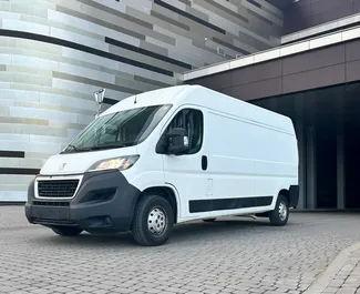 Frontansicht eines Mietwagens Peugeot Boxer in Minsk, Weißrussland ✓ Auto Nr.15048. ✓ Automatisch TM ✓ 0 Bewertungen.