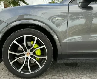 Innenraum von Porsche Cayenne zur Miete in Spanien. Ein großartiges 5-Sitzer Fahrzeug mit Automatisch Getriebe.