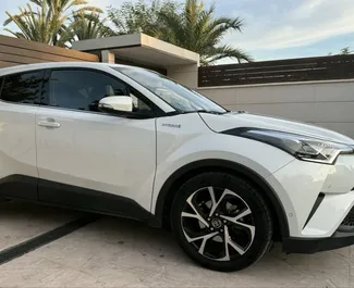 Vermietung Toyota C-HR. Wirtschaft, Komfort, Crossover Fahrzeug zur Miete in Spanien ✓ Kaution Einzahlung von 300 EUR ✓ Versicherungsoptionen KFZ-HV.