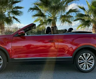 Frontansicht eines Mietwagens Volkswagen T-Roc Cabrio in Alicante, Spanien ✓ Auto Nr.15106. ✓ Automatisch TM ✓ 0 Bewertungen.