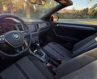 Innenraum von Volkswagen T-Roc Cabrio zur Miete in Spanien. Ein großartiges 5-Sitzer Fahrzeug mit Automatisch Getriebe.