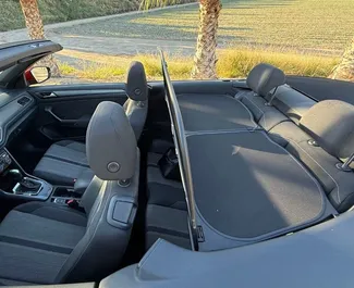 Volkswagen T-Roc Cabrio 2022 mit Antriebssystem Frontantrieb, verfügbar in Alicante.
