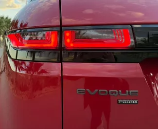 Innenraum von Land Rover Range Rover Evoque zur Miete in Spanien. Ein großartiges 5-Sitzer Fahrzeug mit Automatisch Getriebe.