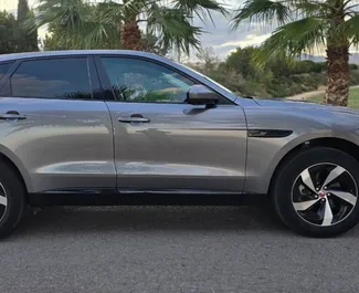 Innenraum von Jaguar F-PACE zur Miete in Spanien. Ein großartiges 5-Sitzer Fahrzeug mit Automatisch Getriebe.