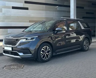 Frontansicht eines Mietwagens Kia Carnival in Minsk, Weißrussland ✓ Auto Nr.15047. ✓ Automatisch TM ✓ 0 Bewertungen.