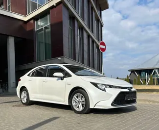 Mietwagen Toyota Corolla Sedan 2020 in Weißrussland, mit Hybride-Kraftstoff und 136 PS ➤ Ab 44 USD pro Tag.