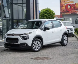 Frontansicht eines Mietwagens Citroen C3 in Antalya, Türkei ✓ Auto Nr.15126. ✓ Schaltgetriebe TM ✓ 0 Bewertungen.