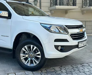 Frontansicht eines Mietwagens Chevrolet Trailblazer am Flughafen Baku, Aserbaidschan ✓ Auto Nr.15242. ✓ Automatisch TM ✓ 0 Bewertungen.