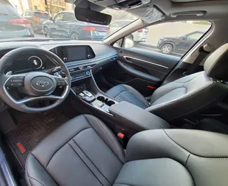 Benzin L Motor von Hyundai Sonata 2022 zur Miete am Flughafen Baku.