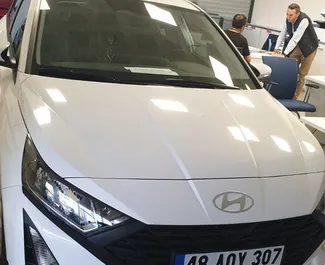 Frontansicht eines Mietwagens Hyundai i20 in Fethiye, Türkei ✓ Auto Nr.11771. ✓ Automatisch TM ✓ 0 Bewertungen.
