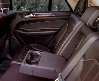 Innenraum von Mercedes-Benz GLE-Class zur Miete in Georgien. Ein großartiges 5-Sitzer Fahrzeug mit Automatisch Getriebe.
