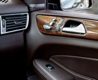 Vermietung Mercedes-Benz GLE-Class. Premium, SUV Fahrzeug zur Miete in Georgien ✓ Kaution Einzahlung von 500 GEL ✓ Versicherungsoptionen KFZ-HV, VKV Plus.