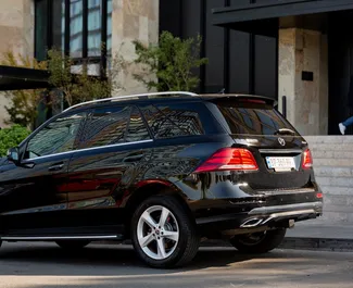 Mercedes-Benz GLE-Class 2017 mit Antriebssystem Allradantrieb, verfügbar in Tiflis.