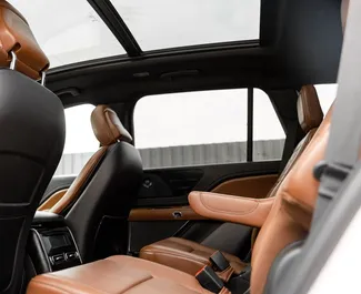 Innenraum von Linkoln Navigator zur Miete in Georgien. Ein großartiges 7-Sitzer Fahrzeug mit Automatisch Getriebe.