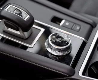 Innenraum von Mitsubishi Outlander zur Miete in Georgien. Ein großartiges 5-Sitzer Fahrzeug mit Automatisch Getriebe.